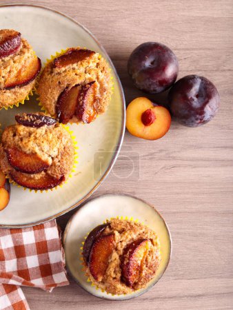 Téléchargez les photos : Muffins de prune de blé entier sur la table - en image libre de droit