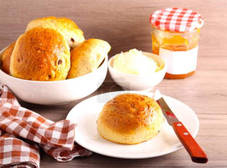 Téléchargez les photos : Gâteaux de thé maison servis avec beurre et confiture - en image libre de droit