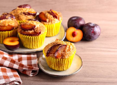 Téléchargez les photos : Muffins de prune de blé entier sur la table - en image libre de droit