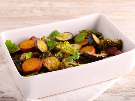 Foto de Verduras al horno: calabacín, berenjena, brócoli y batata en una lata - Imagen libre de derechos