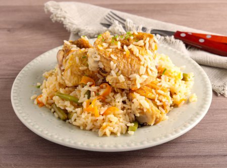 Téléchargez les photos : Cuisses de poulet sur riz aux haricots et carottes - en image libre de droit