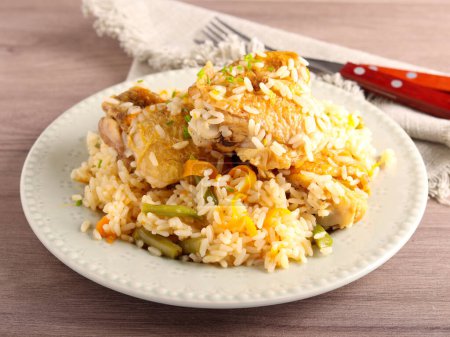 Téléchargez les photos : Cuisses de poulet sur riz aux haricots et carottes - en image libre de droit