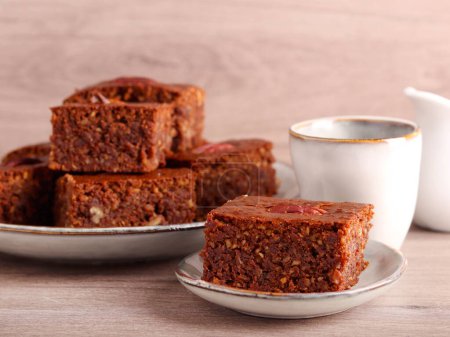 Foto de Brownies de chocolate de Pecan, en el plato - Imagen libre de derechos