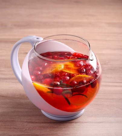 Foto de Bebida caliente de arándano, naranja y romero. Infusión de té natural saludable - Imagen libre de derechos
