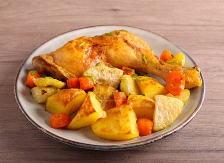Téléchargez les photos : Jambe de poulet rôti aux légumes rôtis - en image libre de droit