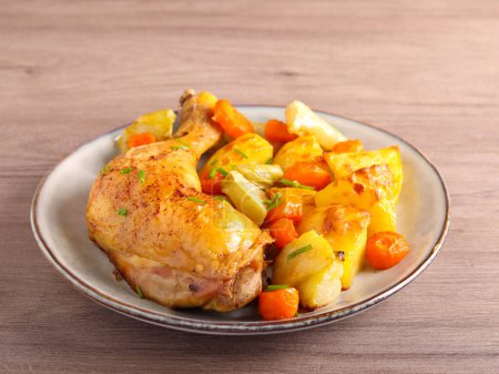 Foto de Patata de pollo asado con verduras asadas - Imagen libre de derechos