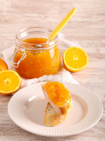 Téléchargez les photos : Marmelade d'orange maison sur des tranches de pain - en image libre de droit