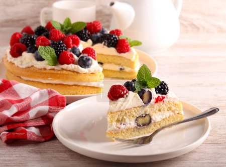 Téléchargez les photos : Gâteau sandwich à la crème et aux baies, servi - en image libre de droit