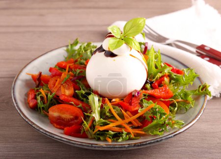 Téléchargez les photos : Salade de légumes frais et sains avec du fromage burrata sur le dessus - en image libre de droit