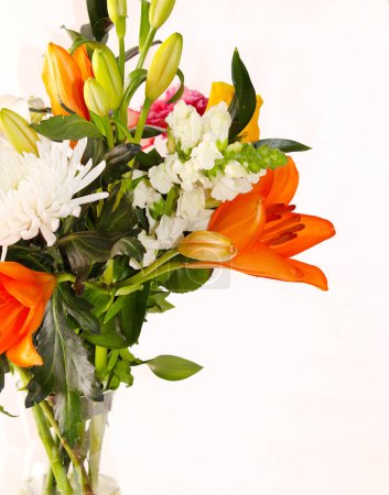 Foto de Ramo de flores de colores sobre fondo blanco - Imagen libre de derechos
