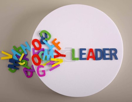 Téléchargez les photos : Word Leader fait de lettres de couleur en bois, la composition du concept, représentant l'idée de leadership - en image libre de droit