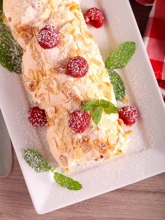 Téléchargez les photos : Roulade merengue framboise, petit pain sucré à la crème et framboise - en image libre de droit