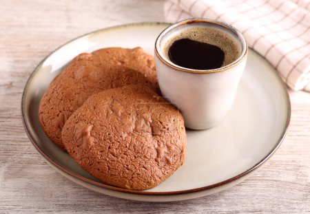 Foto de Galletas de chocolate con arándano en el plato con café - Imagen libre de derechos
