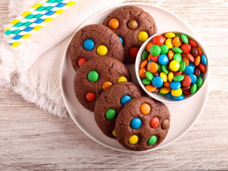 Téléchargez les photos : Biscuits au chocolat avec des bonbons de couleur. Biscuits M et M - en image libre de droit