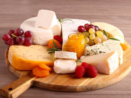 Foto de Surtido de tipos de queso en una tabla de quesos - Imagen libre de derechos