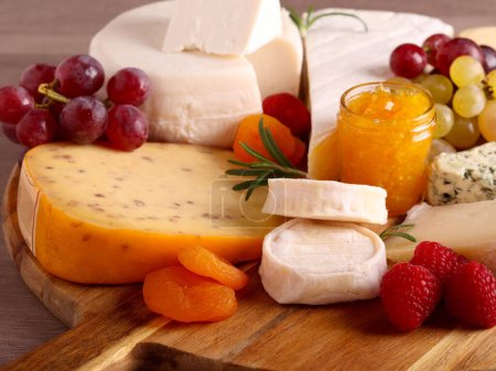 Foto de Surtido de tipos de queso en una tabla de quesos - Imagen libre de derechos