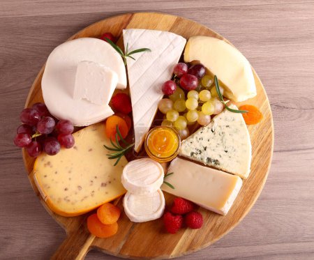 Téléchargez les photos : Assortiment de fromages sur un plateau de fromage - en image libre de droit