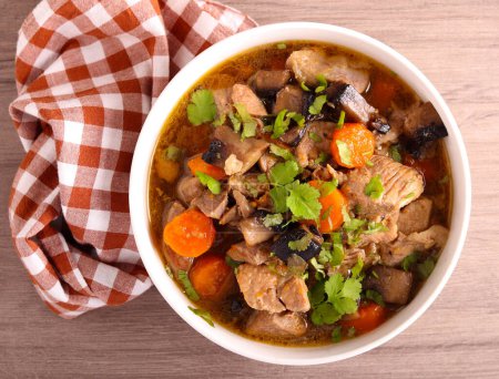 Téléchargez les photos : Ragoût de viande et de champignons à la carotte dans un bol - en image libre de droit