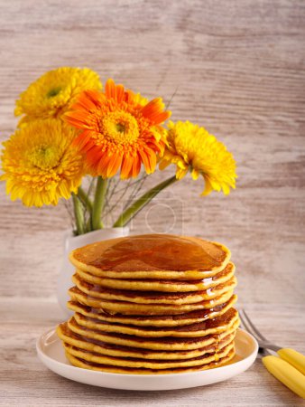 Téléchargez les photos : Pile de crêpes fraîches maison au miel - en image libre de droit