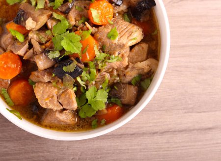 Téléchargez les photos : Ragoût de viande et de champignons à la carotte dans un bol - en image libre de droit