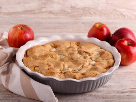 Téléchargez les photos : Gâteau éponge pomme et cannelle, tranché - en image libre de droit