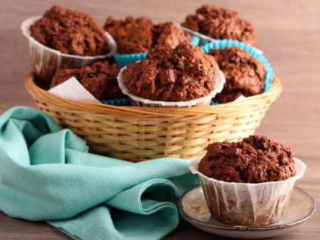 Téléchargez les photos : Muffins maison au chocolat double, servis - en image libre de droit