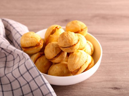 Téléchargez les photos : Biscuits en forme de noix avec remplissage au caramel dulce de leche - en image libre de droit