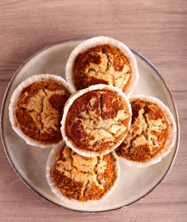 Téléchargez les photos : Muffins à la cannelle végétalien sur assiette - en image libre de droit