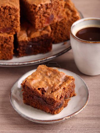 Foto de Brownies con cereza, barras de pastel de chocolate en el plato - Imagen libre de derechos