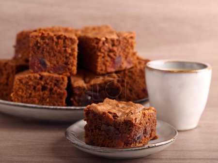 Foto de Brownies con cereza, barras de pastel de chocolate en el plato - Imagen libre de derechos