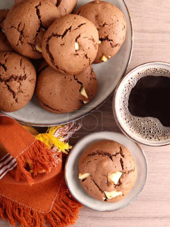 Téléchargez les photos : Biscuits au chocolat double, biscuits au chocolat avec morceaux de chocolat blanc - en image libre de droit