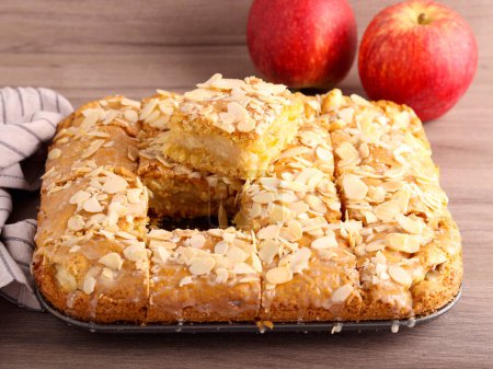Téléchargez les photos : Gâteau aux pommes et aux amandes, tranché et servi - en image libre de droit