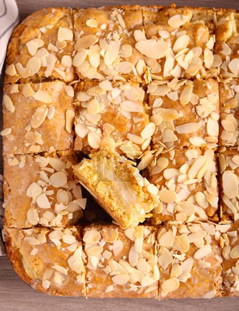 Téléchargez les photos : Gâteau aux pommes et aux amandes, tranché et servi - en image libre de droit