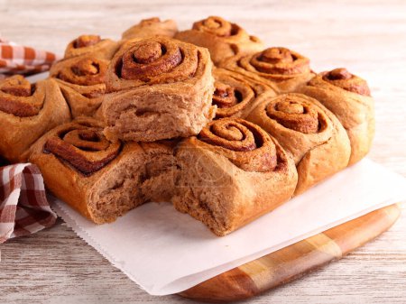 Téléchargez les photos : Levure fraîchement cuite chocolat cannelle tourbillon petits pains - en image libre de droit