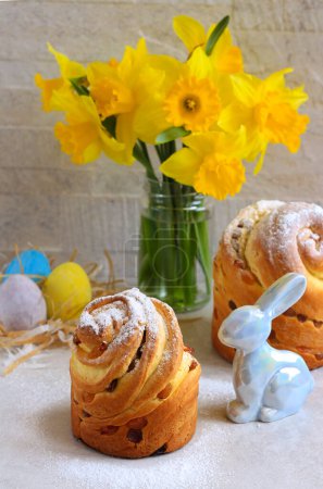 Téléchargez les photos : Pain de Pâques, koulich ou cruffin avec décoration de Pâques - en image libre de droit
