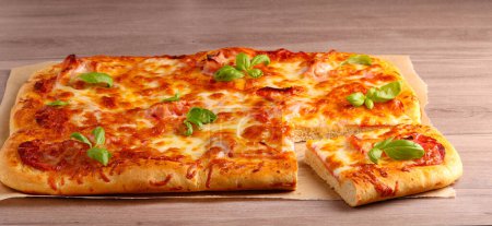 Foto de Pizza de rectángulo casera fresca en la mesa - Imagen libre de derechos