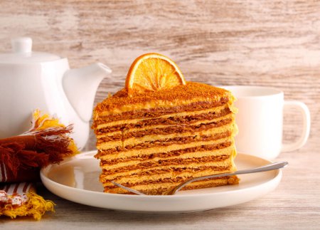 Téléchargez les photos : Tranche de gâteau au miel en couches sur assiette - en image libre de droit