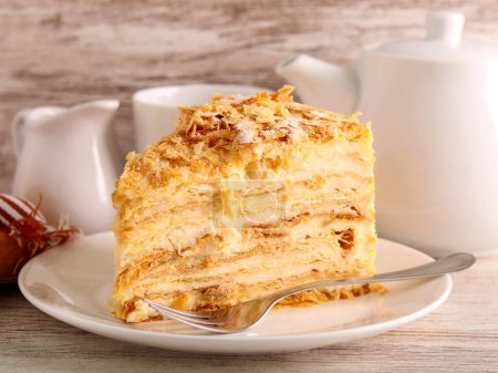 Téléchargez les photos : Tranche de gâteau mille-feuille aussi appelé gâteau Napoléon ou tranche de crème vanille. Dessert fait de pâte feuilletée en couches avec de la crème pâtissière. - en image libre de droit