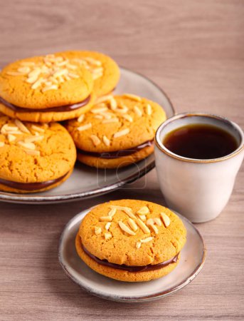 Téléchargez les photos : Biscuits croquants au miel avec garniture au chocolat - en image libre de droit