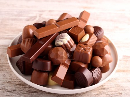 Selección de surtidos de dulces de chocolate. Dieta azucarada poco saludable