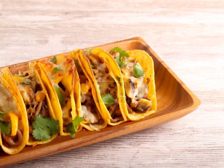 Téléchargez les photos : Bœuf haché maison, champignons et tacos au poivre - en image libre de droit