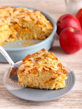 Téléchargez les photos : Gâteau aux pommes et abricots avec garniture aux amandes - en image libre de droit