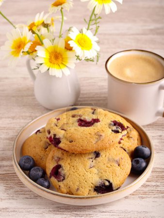 Téléchargez les photos : Biscuits aux bleuets et au chocolat, sur assiette - en image libre de droit