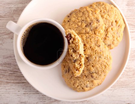 Téléchargez les photos : Biscuits aux pépites de chocolat à l'avoine avec tasse de café - en image libre de droit