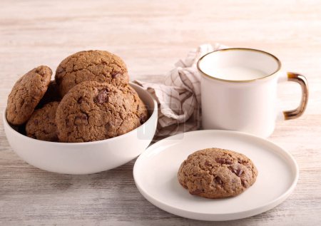 Téléchargez les photos : Biscuits au sarrasin au chocolat servis avec une tasse de lait - en image libre de droit