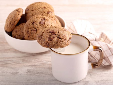 Téléchargez les photos : Biscuits au sarrasin au chocolat servis avec une tasse de lait - en image libre de droit
