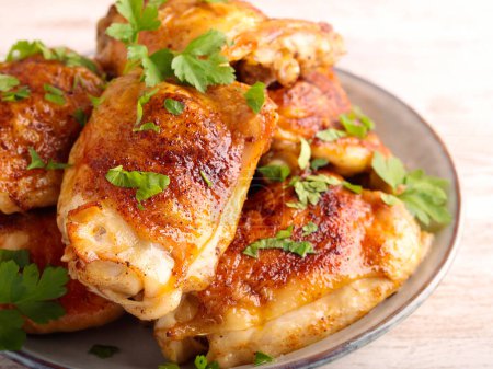 Téléchargez les photos : Cuisses de poulet rôties sur assiette - en image libre de droit