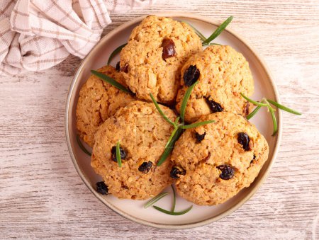 Téléchargez les photos : Biscuits à l'avoine de blé entier au romarin avec raisins secs et noix - en image libre de droit
