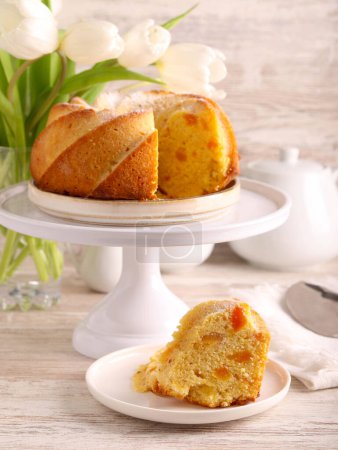 Téléchargez les photos : Gâteau anneau abricot sur assiette - en image libre de droit