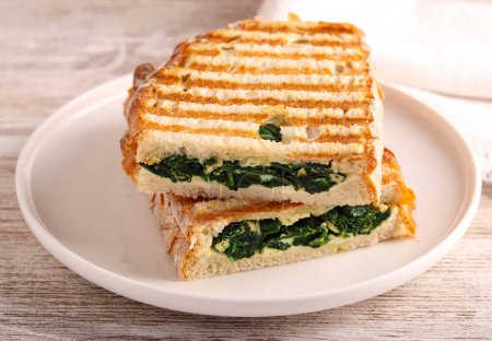 Téléchargez les photos : Sandwich grillé aux épinards et aux œufs sur assiette - en image libre de droit